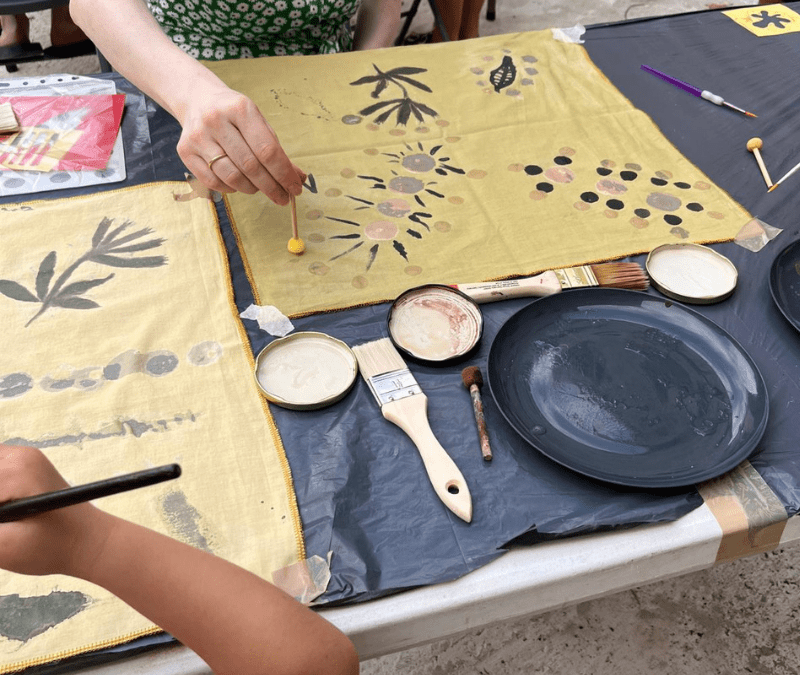 5. TALLER DE ESTAMPACIóN DE PAÑUELOS CON TINTES NATURALES.