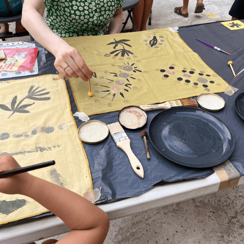 5- taller de estampacion de pañuelos con tintes naturales – la bicha creativa