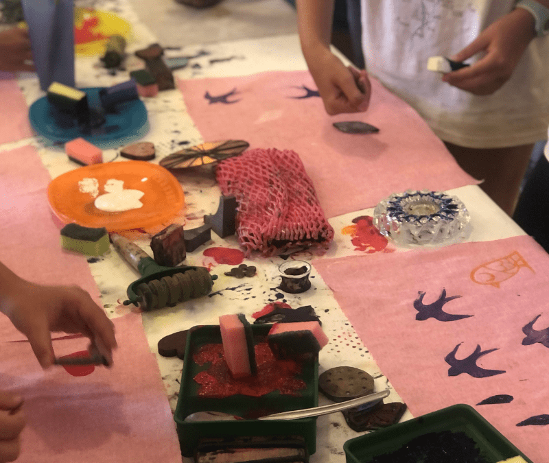 6. TALLER DE ESTAMPACIÓN DE TELAS PARA CREAR BANDERINES.